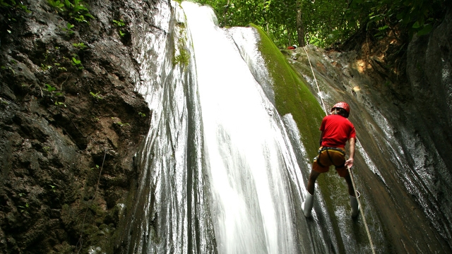 Waterfall Rappelling, El Remanso Lodge