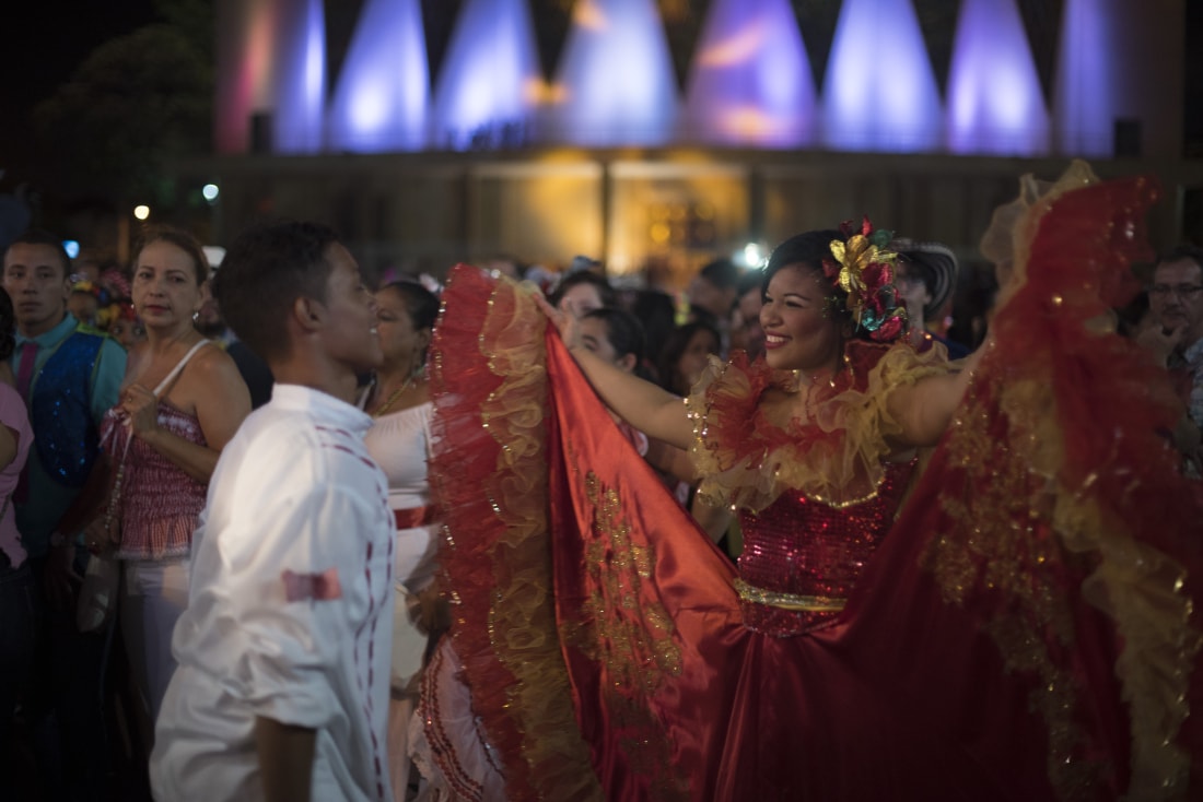 Two dancers perform for the crowd during Noche de Tambo, the night before Carnival’s first parade. RewritingtheMap/Emanuel Echeverri